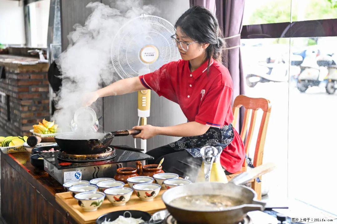 全网追的“扁担女孩”，找了一份暑假工，时薪12元 - 黄石生活资讯 - 黄石28生活网 hshi.28life.com